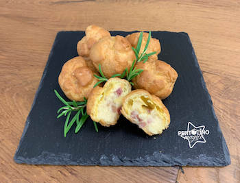 Bignè con crema di mele, formaggio e speck